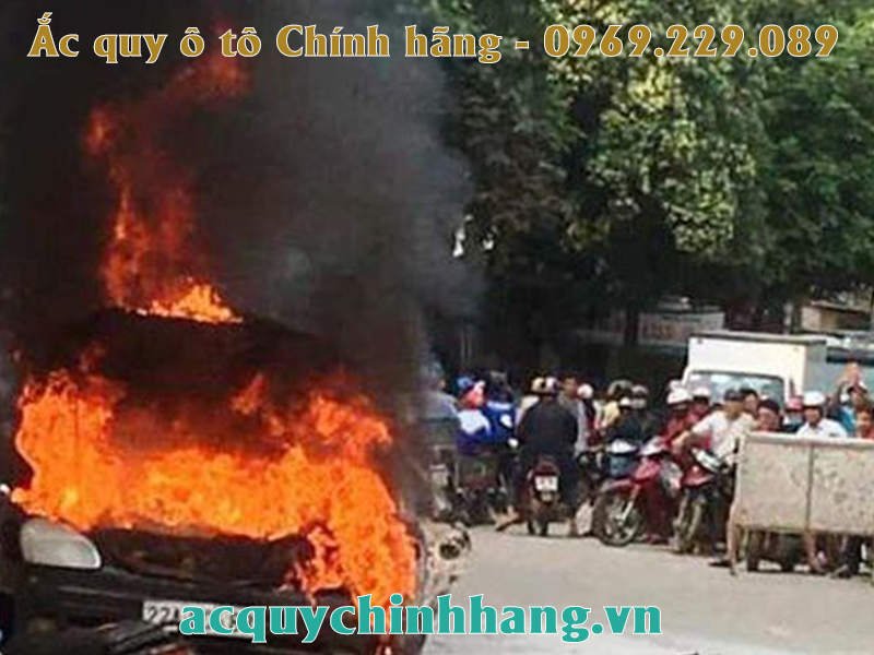 Ắc quy nổ cháy xe ô tô