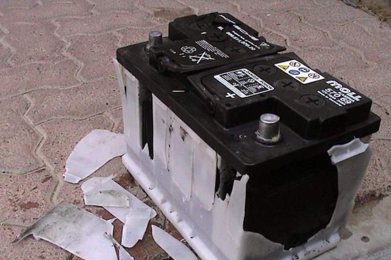 Dấu hiệu cho việc nhận biết tình trạng cọc ắc quy có dấu hiệu bị cháy