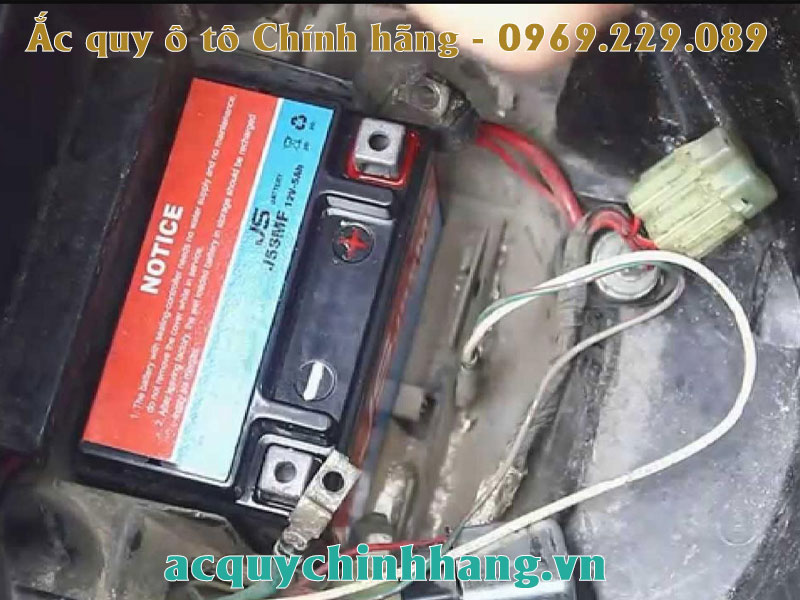 Phục hồi ắc quy xe máy khi bị cạn nước