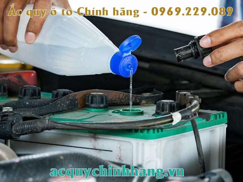 Cách châm nước bình ắc quy