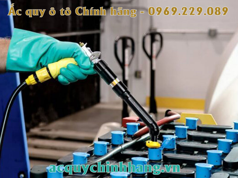 Cách châm nước bình ắc quy