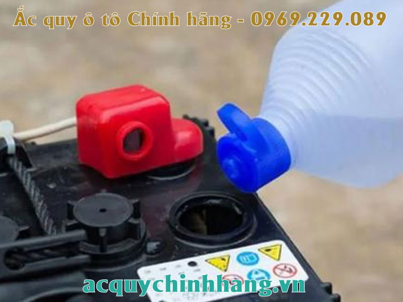 Cách châm nước bình ắc quy