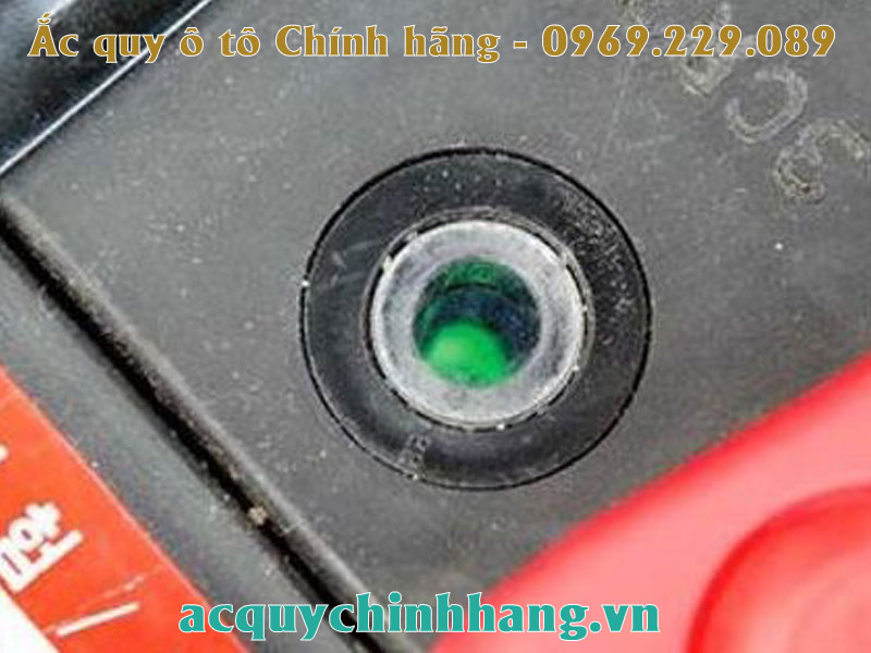 Mắt thần của ắc quy ô tô cũng chính là dấu hiệu quan trọng để nhận biết ắc quy sắp chết